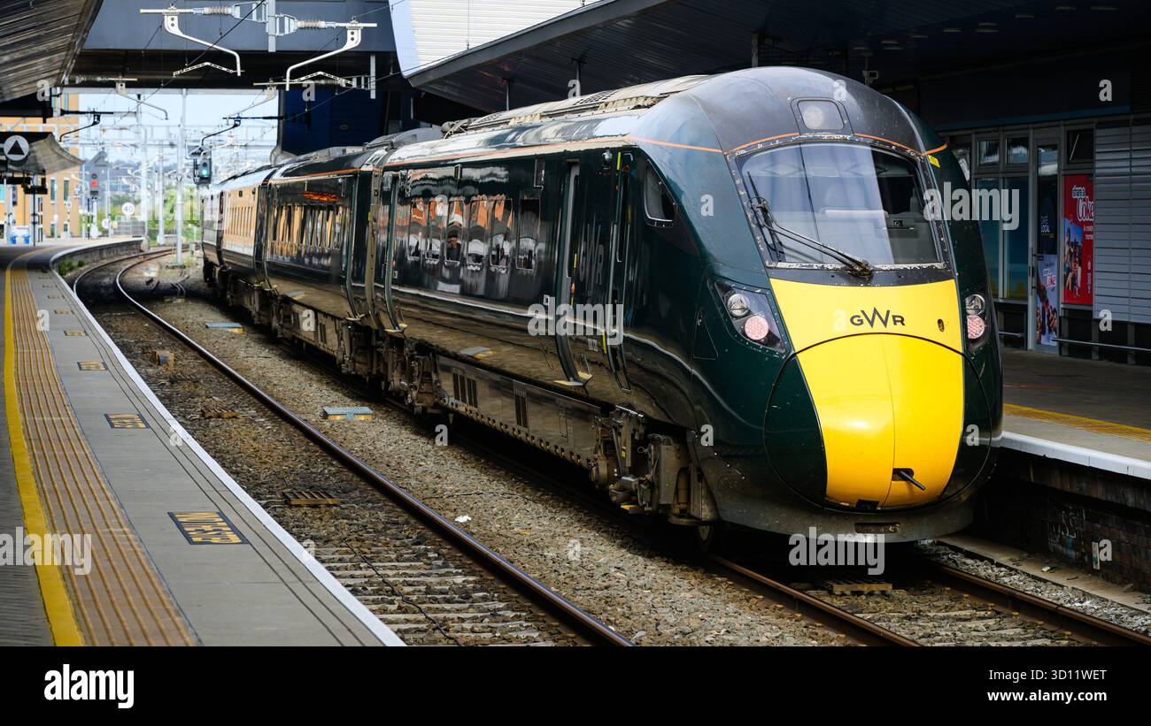 Reading, Regno Unito - 21 agosto 2025; il treno passeggeri GWR Express della Great Western Railway parte dalla stazione di Reading Foto Stock
