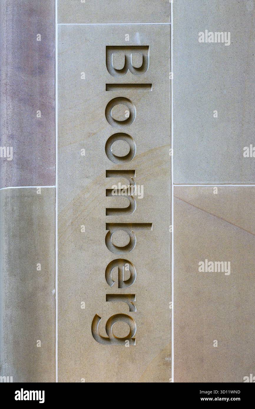 Londra, Regno Unito - 20 agosto 2025; cartello verticale per la Bloomberg Financial Information Company sull'esterno degli edifici in pietra Foto Stock