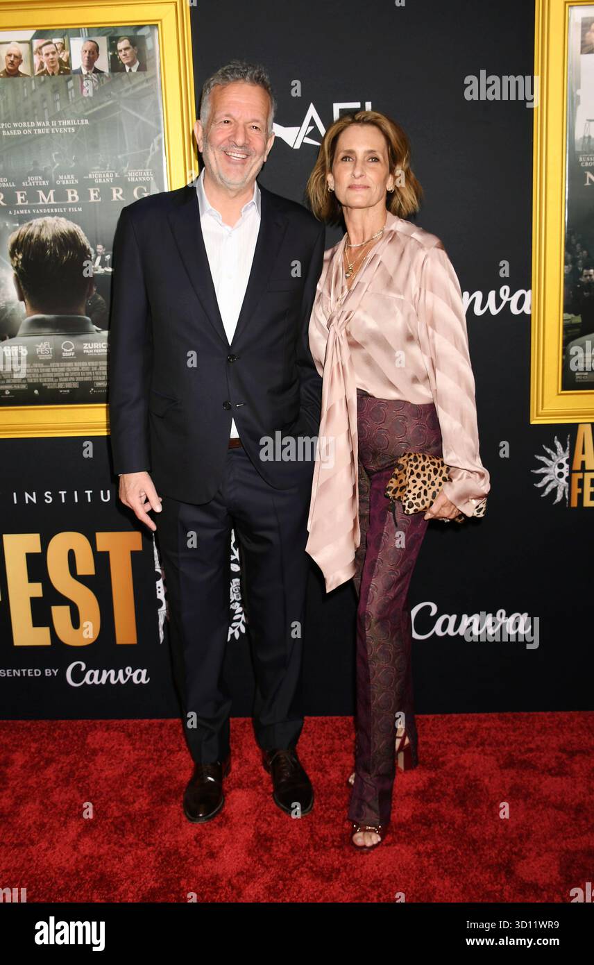 HOLLYWOOD, CALIFORNIA - 24 OTTOBRE: (L-R) Richard Saperstein e Brooke Saperstein all'AFI FEST 2025 presentato da Canva "Norimberga" Screening al TC Foto Stock