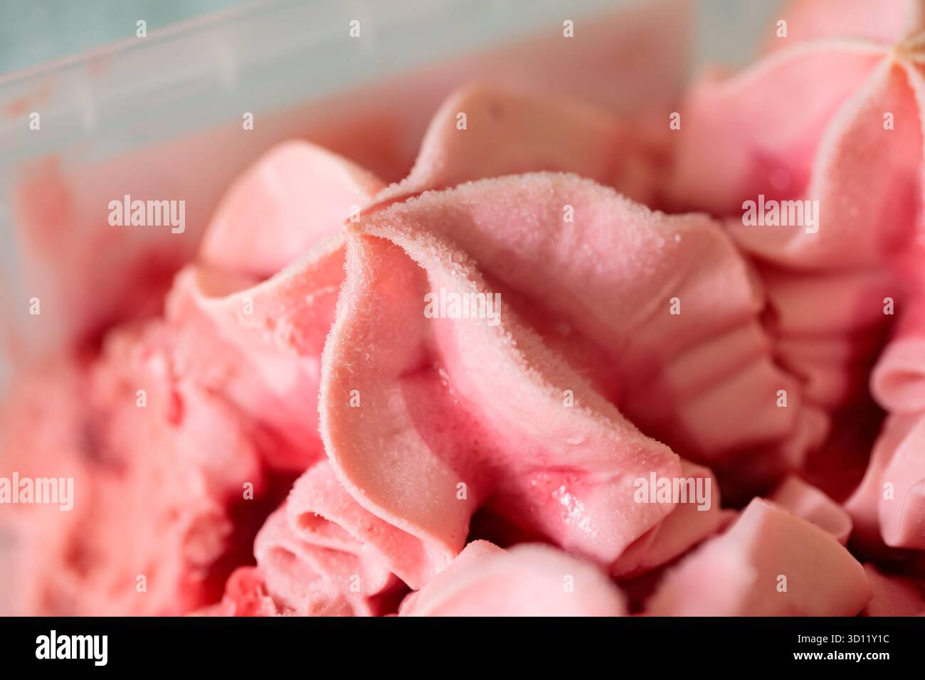 Dessert estivo rosa per sciogliere il gelato alla fragola da vicino Foto Stock