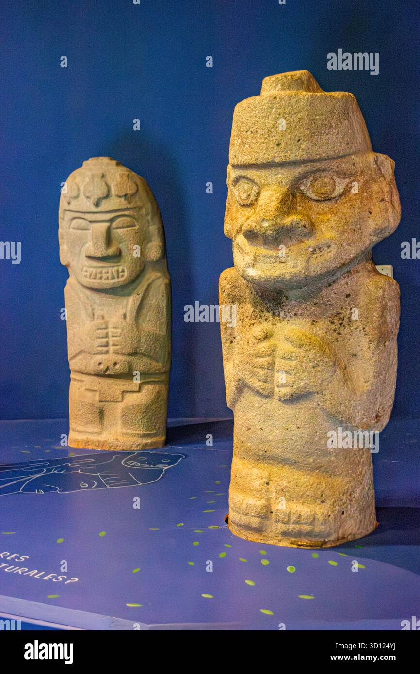 San Agustin, Huila, Colombia - 20 settembre 2025 - due antiche statue in pietra esposte in un parco archeologico che espone arte precolombiana. Foto Stock