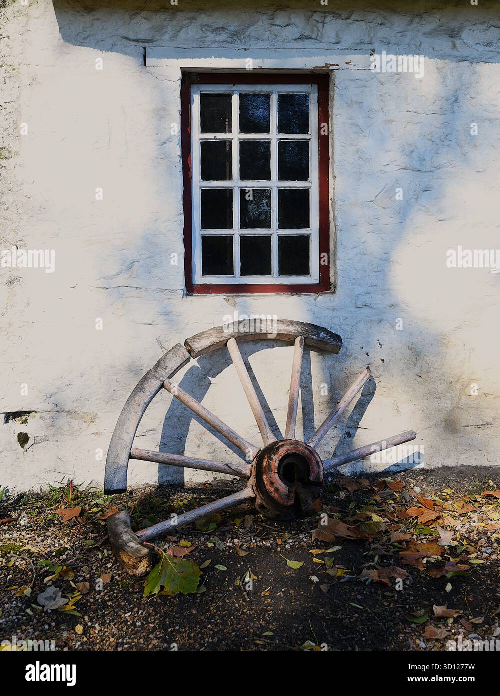 Ruota del carro sotto il finestrino. Foto Stock