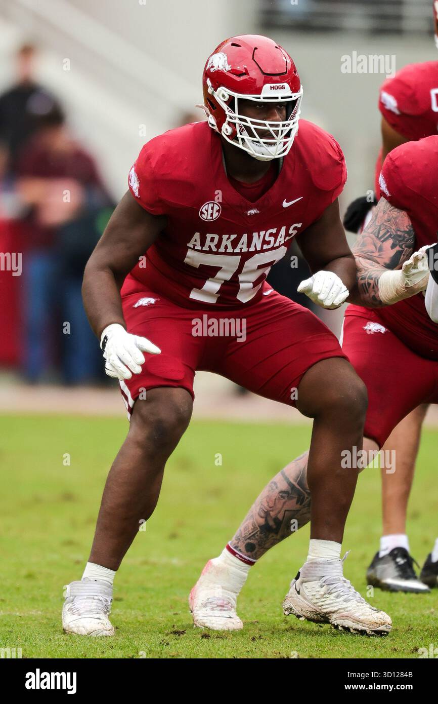 25 ottobre 2025: EÃMarion Harris (76) uomo della linea offensiva dell'Arkansas esce dalla sua posizione di protezione. Auburn sconfisse Arkansas 33-24 a Fayetteville, AR. Richey Miller/CSM(immagine di credito: © Richey Miller/Cal Sport Media) Foto Stock