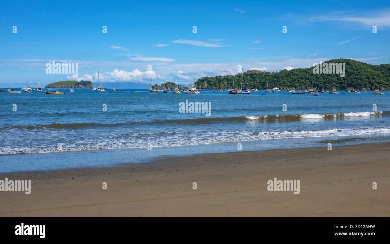 Playas del Coco, Costa Rica - 19 ottobre 2025: Vista della spiaggia di Playas del Coco nella provincia di Guanacaste, Costa Rica. Foto Stock