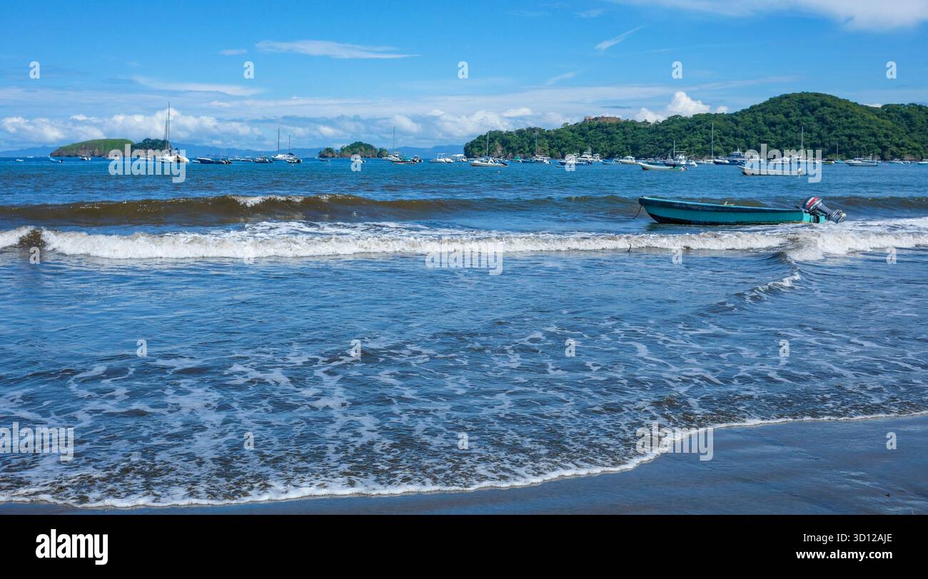 Playas del Coco, Costa Rica - 19 ottobre 2025: Vista della spiaggia di Playas del Coco nella provincia di Guanacaste, Costa Rica. Foto Stock