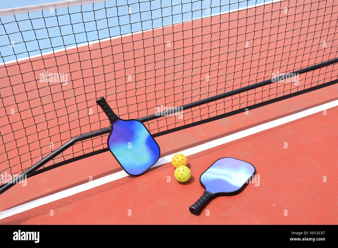 Palle da picchetto, rete e Paddle nel campo da pallavolo. Copia spazio per il testo Foto Stock