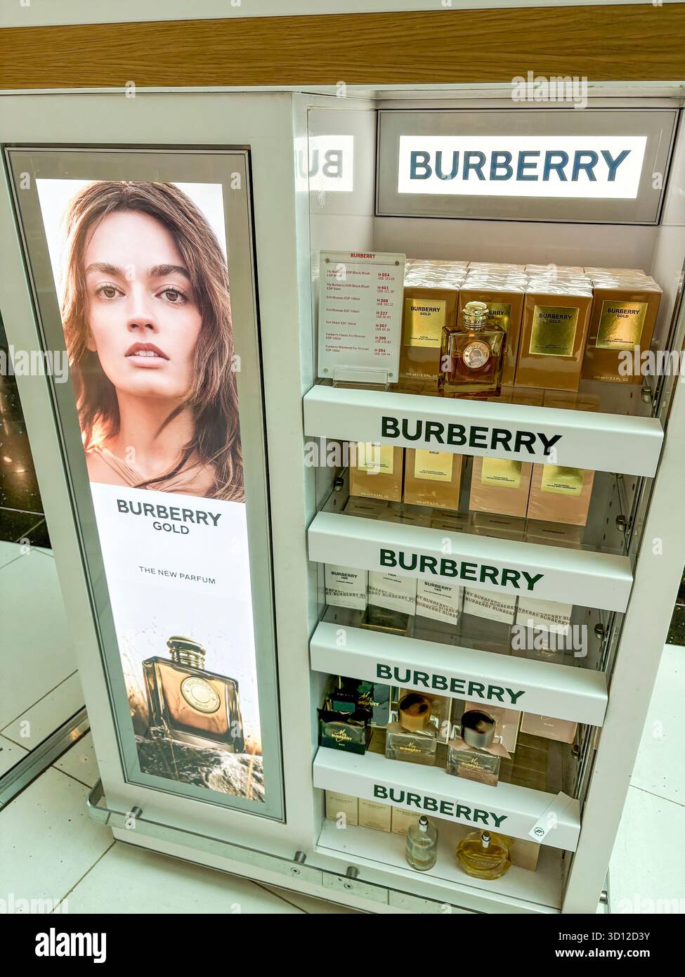 Profumo Burberry Gold e prodotti di bellezza in vendita nel negozio duty free, terminal 3 dell'aeroporto internazionale di Dubai, Dubai, Emirati Arabi Uniti Foto Stock