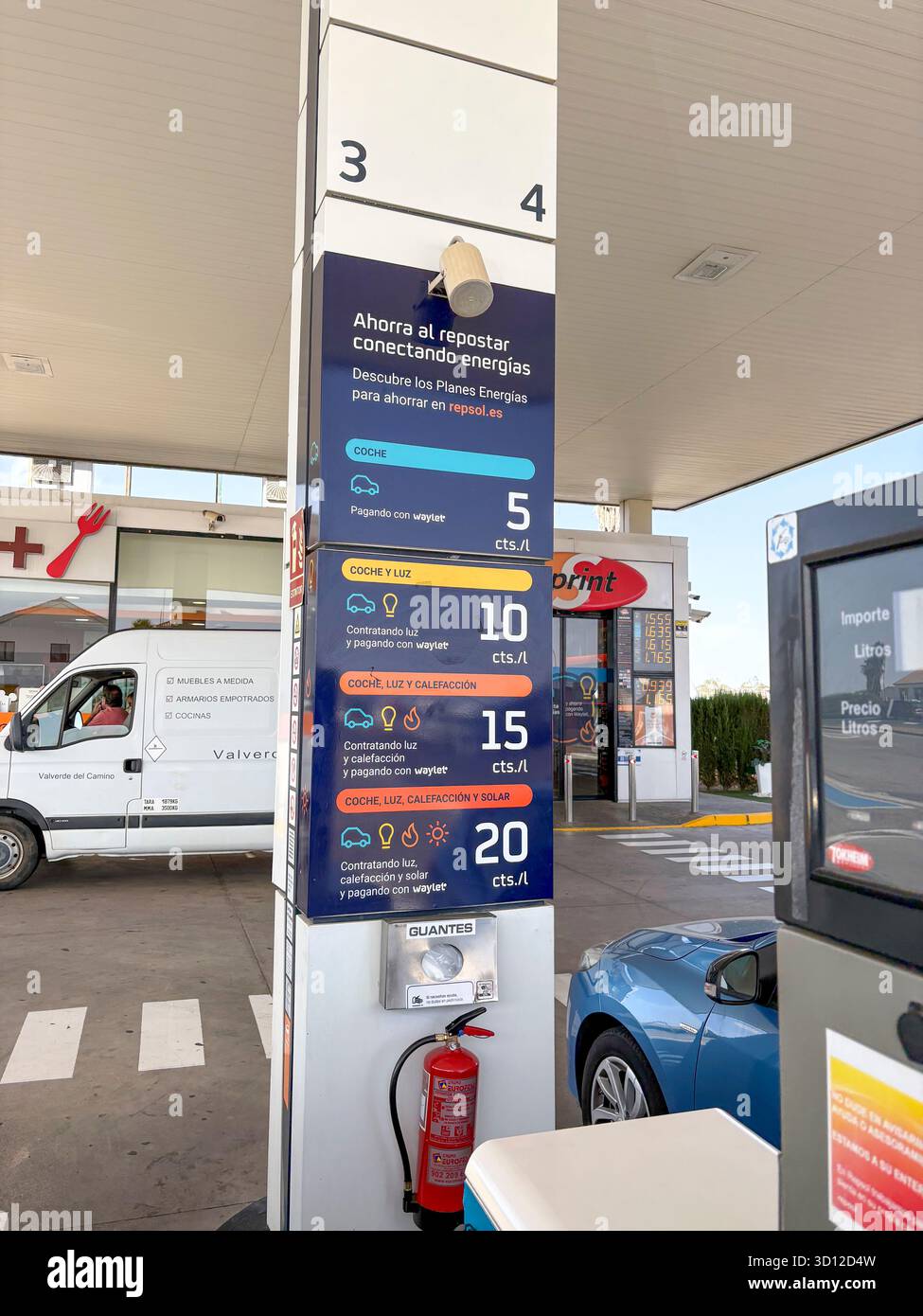 Piazzale di stazioni di servizio spagnole con gamma di carburanti, benzina, diesel, senza piombo, Cadice, Spagna - Immagine stock catturata con smartphone