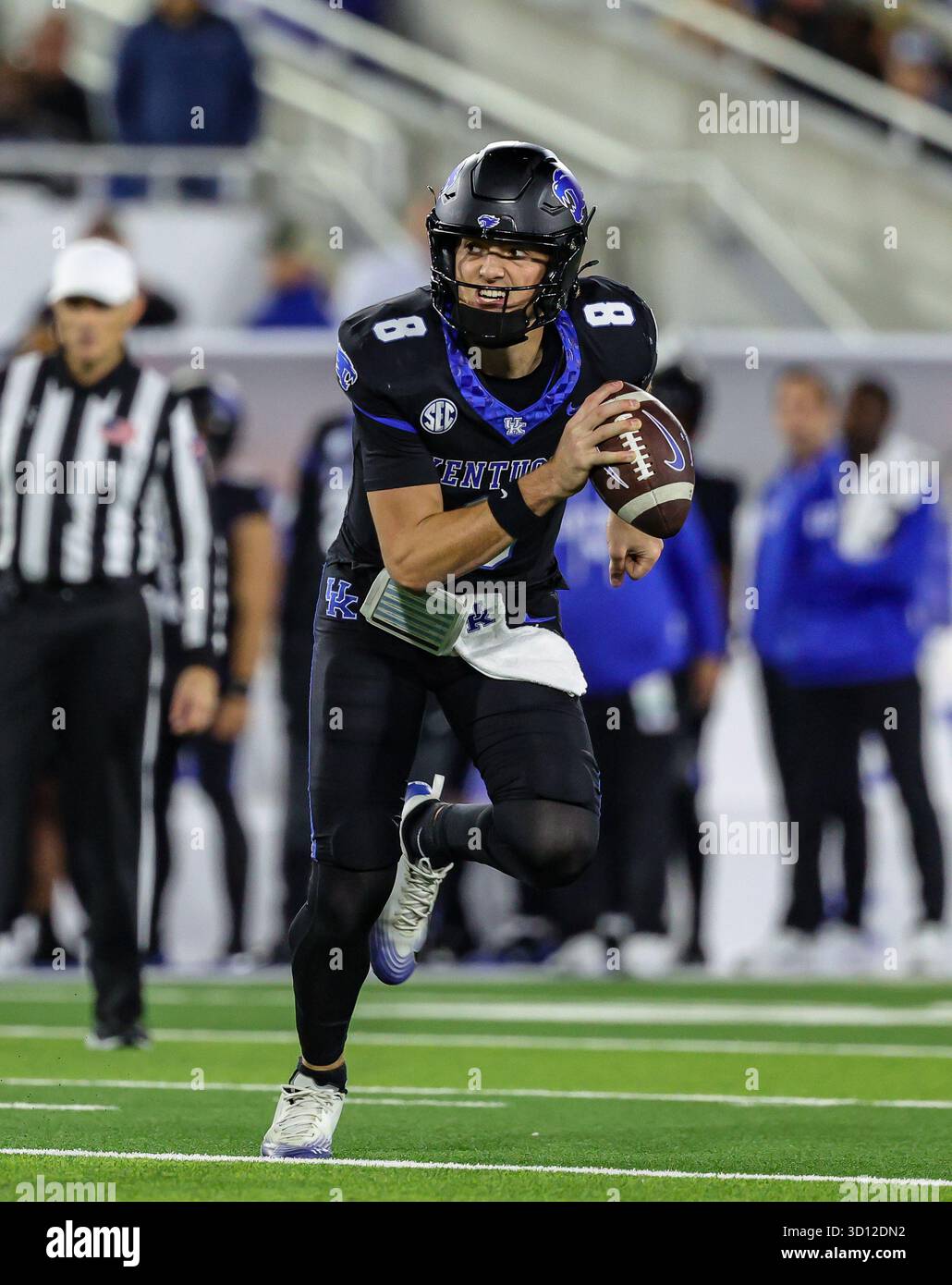 Lexington, Kentucky, Stati Uniti. 25 ottobre 2025. Il Kentucky QB Cutter Boley (8) si sbatte fuori dalla tasca durante la partita di football NCAA tra i Tennessee Volunteers e i Kentucky Wildcats al Kroger Field di Lexington, Kentucky. Kyle Okita/CSM/Alamy Live News Foto Stock