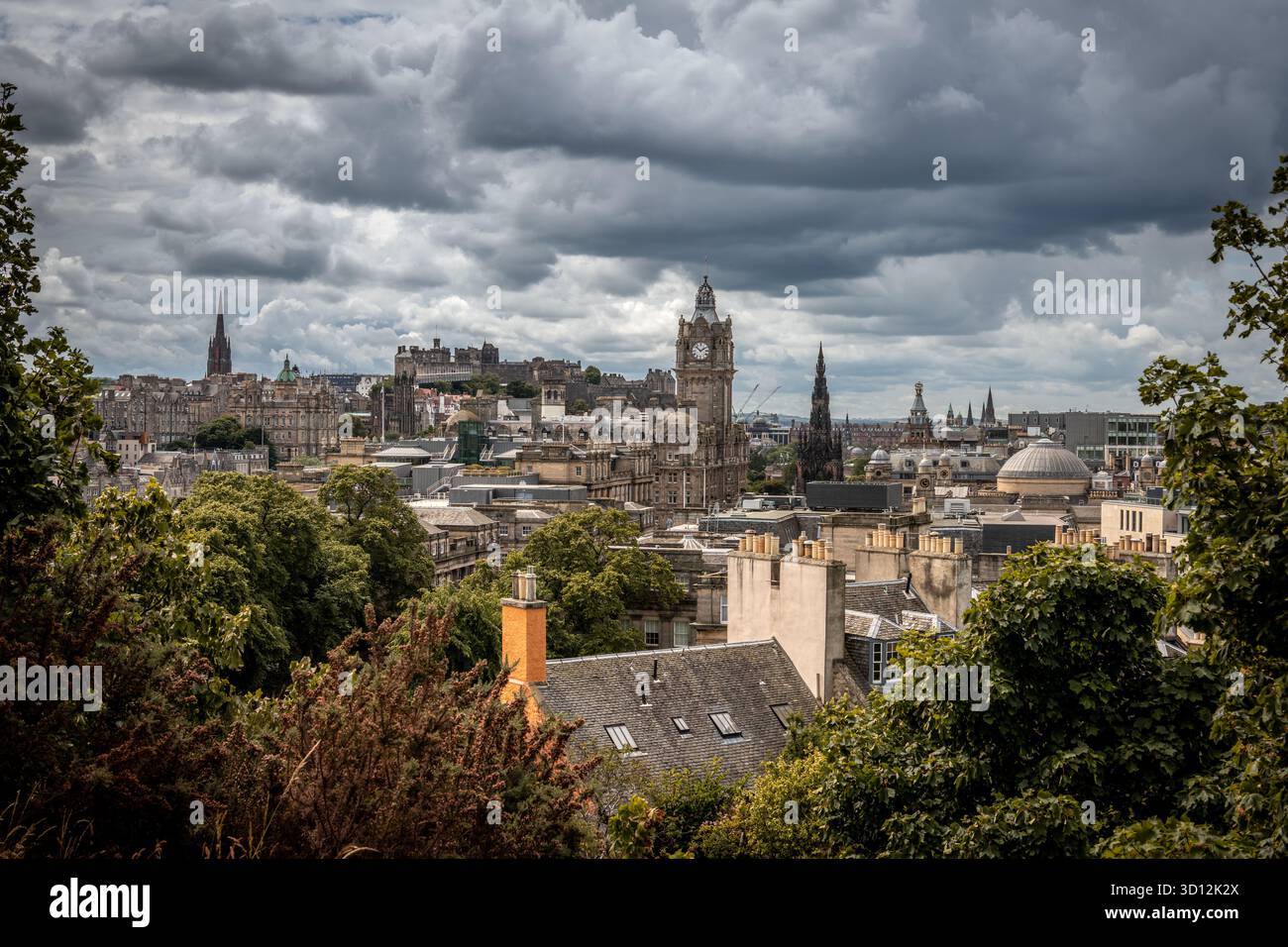 Vista panoramica di Edimburgo con la Torre dell'Orologio Balmoral sotto le nuvole drammatiche - Edimburgo, Scozia Foto Stock