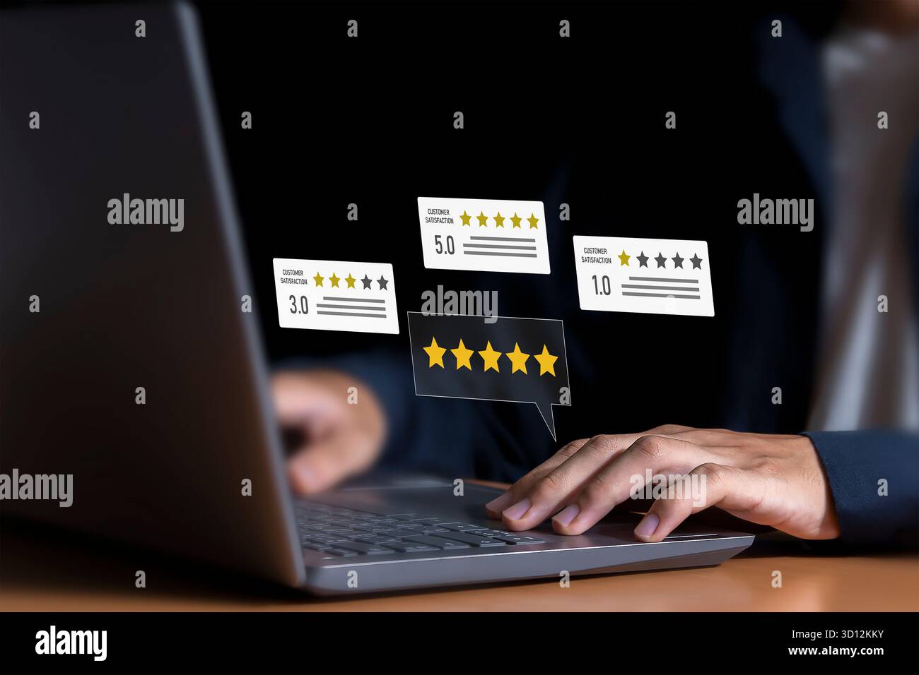 Recensioni dei clienti valutazioni positive gli utenti premono l'icona a cinque stelle sullo schermo per mostrare feedback, testimonianze e conferme positive dei clienti. Co. Utente Foto Stock