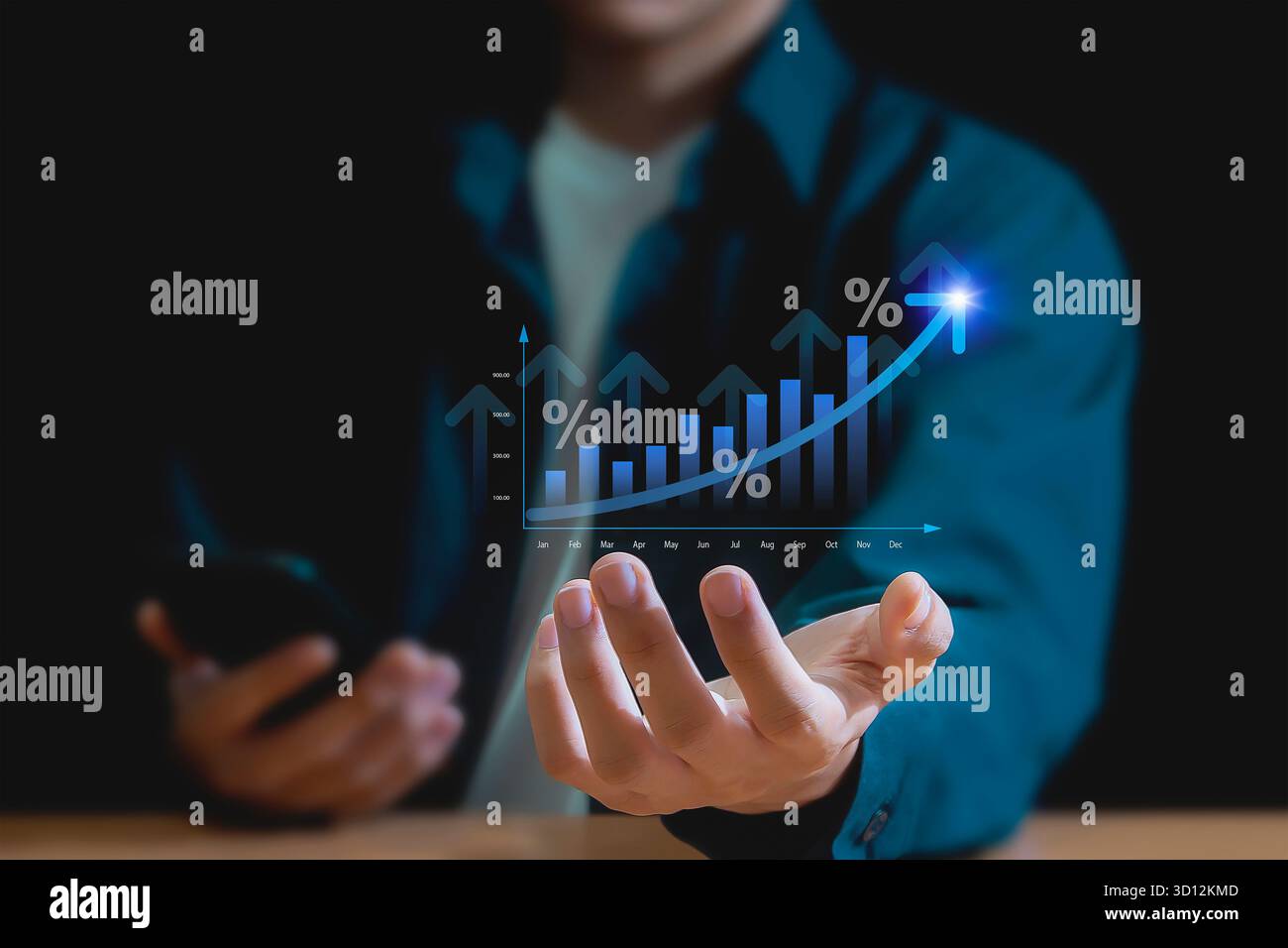 Persona di visualizzazione crescita finanziaria che presenta il grafico delle scorte in aumento Foto Stock