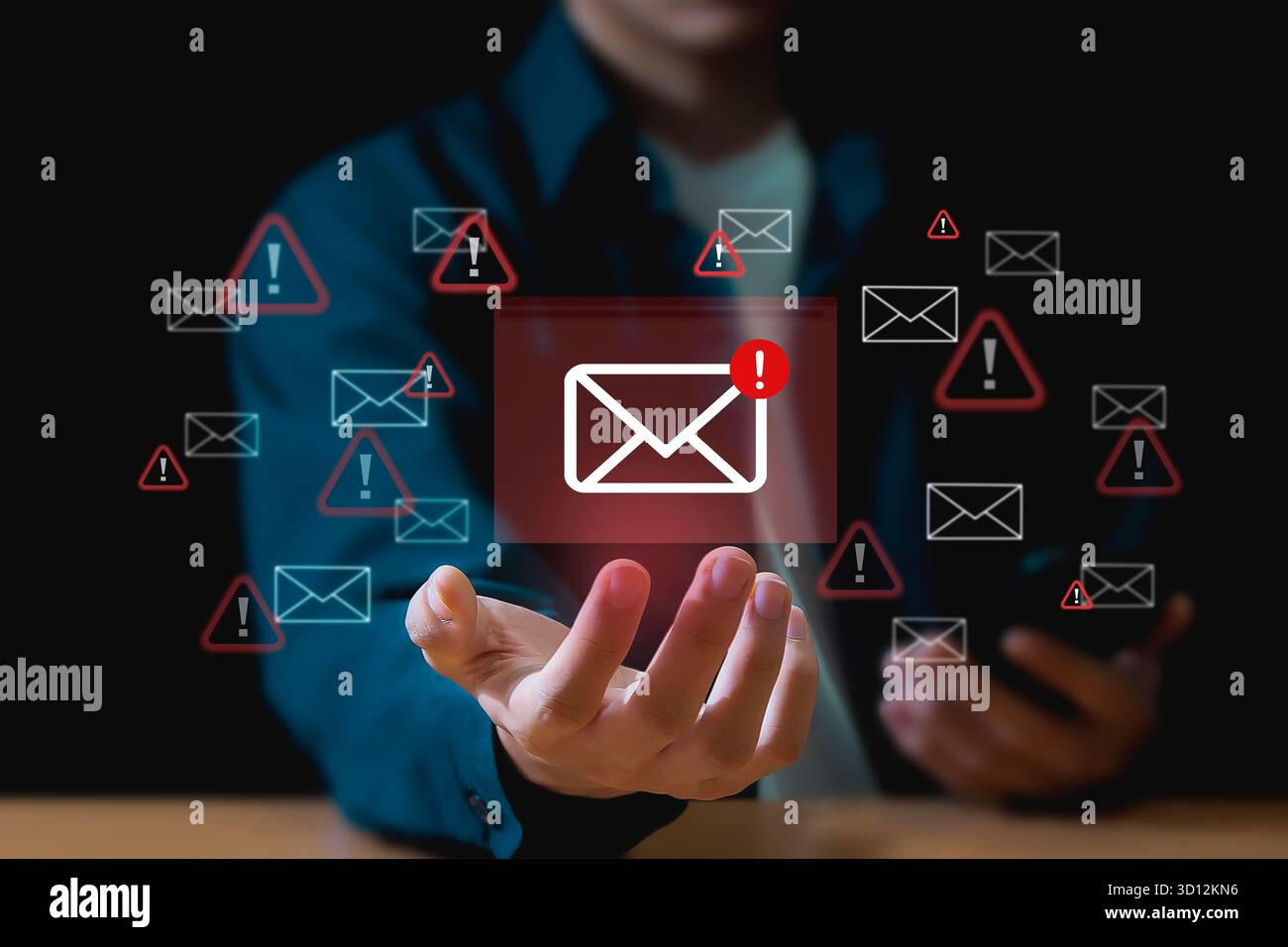 Icona di avviso e-mail, Cyber ​​Security Alert, messaggio di truffa, avviso digitale con icona, minaccia e-mail, attacco di phishing, malware, informazioni Foto Stock