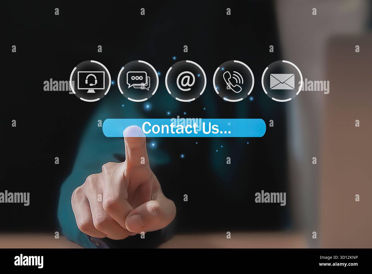 Contattaci e servizio clienti virtuale con icone di contatto moderne, chatbot, testo, e-mail, opzioni di chiamata, soluzioni di supporto aziendale. Foto Stock