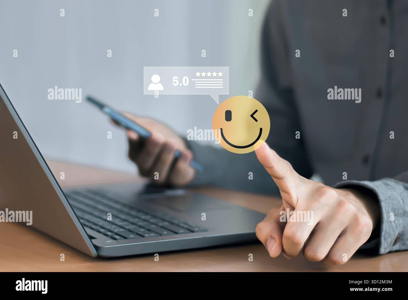 Icona del volto sorridente per mostrare soddisfazione per il servizio. Valutare l'impressione del concetto di servizio clienti e la soddisfazione. Foto Stock