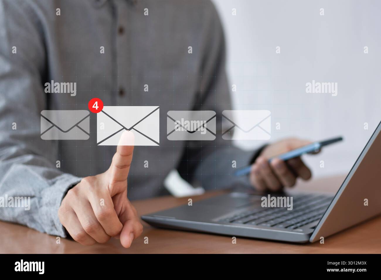 Notifica e apertura dell'e-mail dal notebook. Concetto di comunicazione e notizie per il marketing. Icona e-mail. Comunicazione aziendale. Inviare informazioni in d Foto Stock