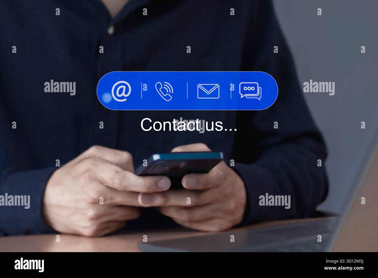 Contattaci e servizio clienti virtuale con icone di contatto moderne, chatbot, testo, e-mail, opzioni di chiamata, soluzioni di supporto aziendale. Foto Stock