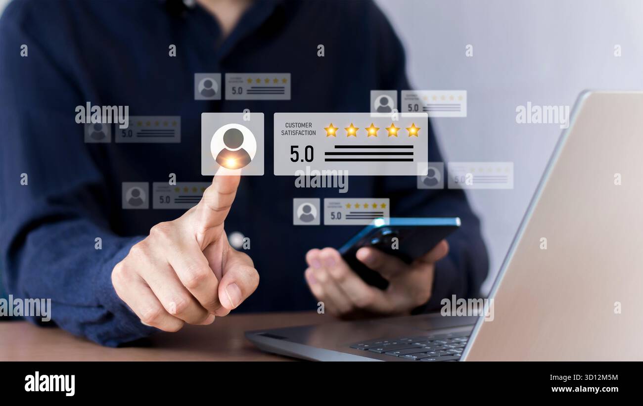 Recensioni dei clienti valutazioni positive gli utenti premono l'icona a cinque stelle sullo schermo per mostrare feedback, testimonianze e conferme positive dei clienti. Co. Utente Foto Stock