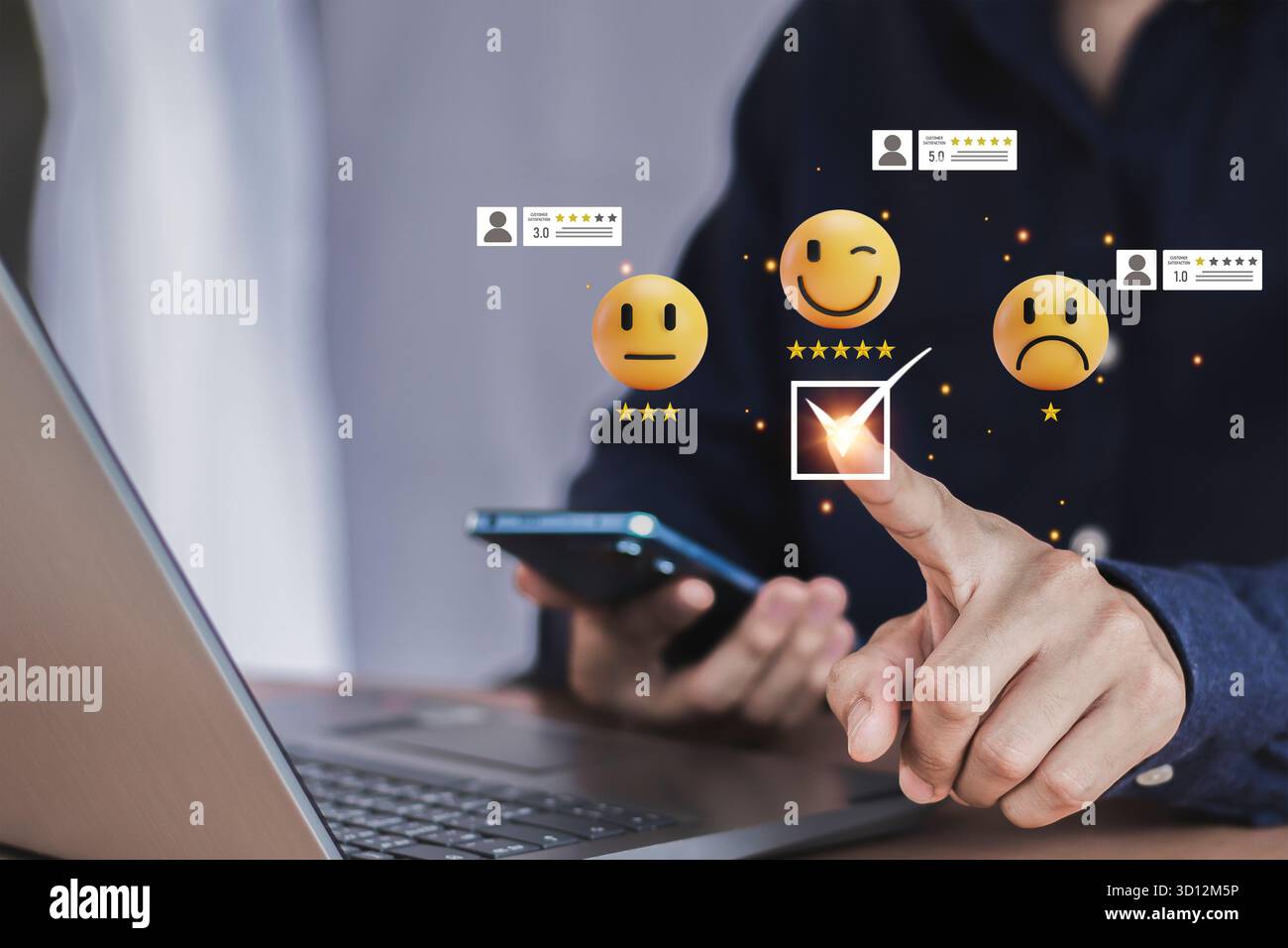 Icona del volto sorridente per mostrare soddisfazione per il servizio. Valutare l'impressione del concetto di servizio clienti e la soddisfazione. Foto Stock