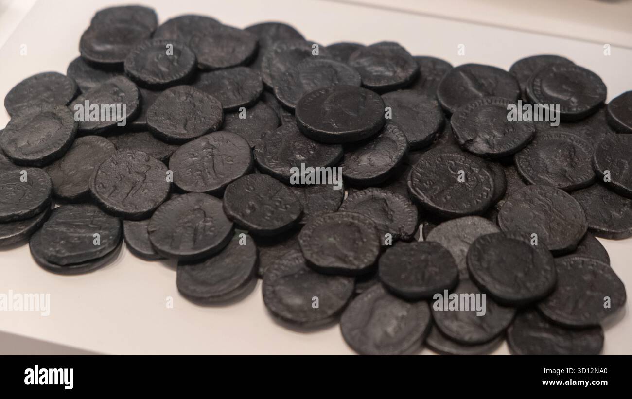 Collezione di monete d'epoca, manufatti assortiti in bronzo e rame con contrassegni storici, perfetti per numismatici, storici e collezionisti Foto Stock