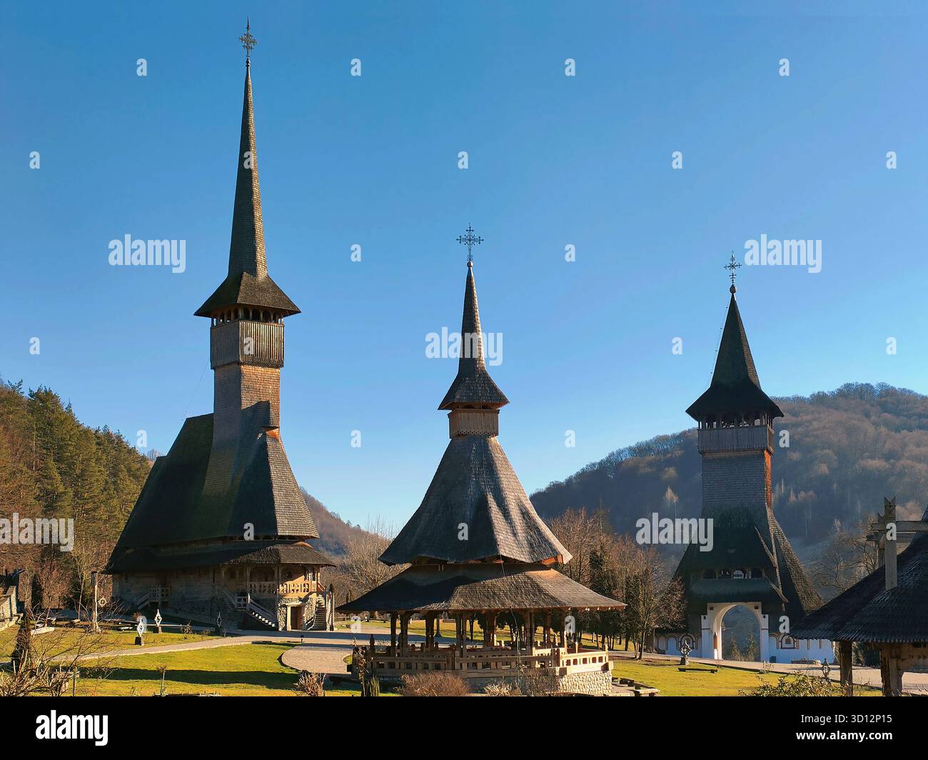 Chiesa in legno, altare estivo e ingresso al campanile dal monastero di Barsana, nella contea di Maramures, România (Mănăstirea Bârsana, Maraureș) Foto Stock