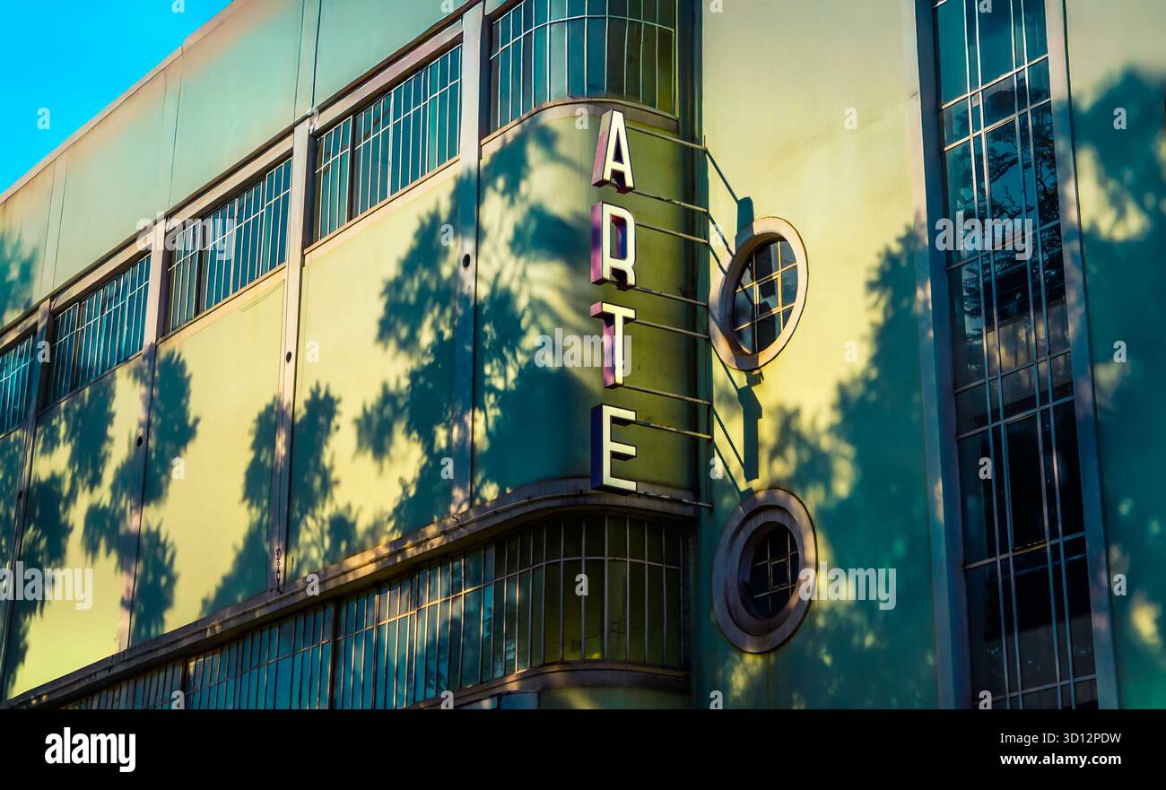 Facciata del teatro Art Deco Cinearte con insegna al neon ARTE, Largo de Santos, Lisbona Foto Stock