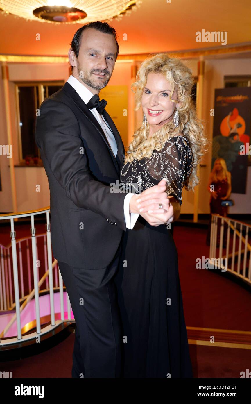 Victoria Herrmann mit Ehemann David Böthig beim 30. Leipziger Opernball 2025 in der Oper Leipzig. Lipsia, 25.10.2025 *** Victoria Herrmann con il marito David Böthig al 30 Leipzig Opera Ball 2025 al Leipzig Opera Leipzig, 25 10 2025 foto:XR.xStoffelsx/xFuturexImagex opernball_5047 Foto Stock