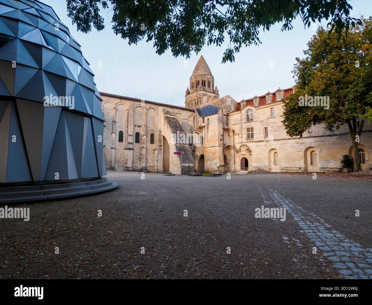 Abbaye aux Dames de Saintes, vista sul lato del chiostro. A sinistra, 'le Caroussel' è chiuso Foto Stock