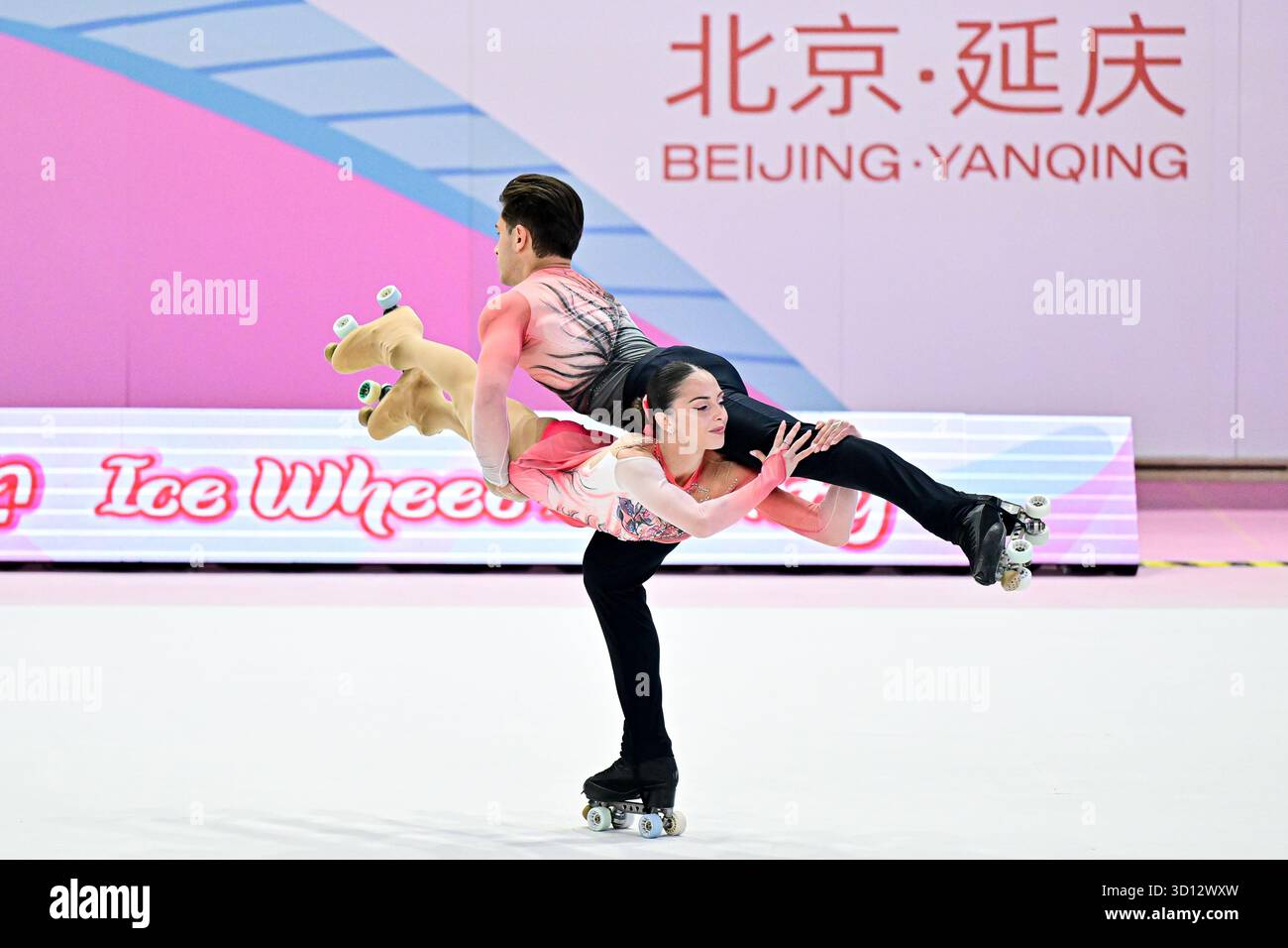 TOMMASO CORTINI & MICOL MILLS (ITA), durante Senior Pairs, Short Program, ai Campionati del mondo artistici di Pechino 2025, al Beijing Yanqing District Comprehensive Gymnasium del Centro fitness, il 24 ottobre 2025 a Yanqing, Cina. (Foto di Raniero Corbelletti/AFLO Foto Stock
