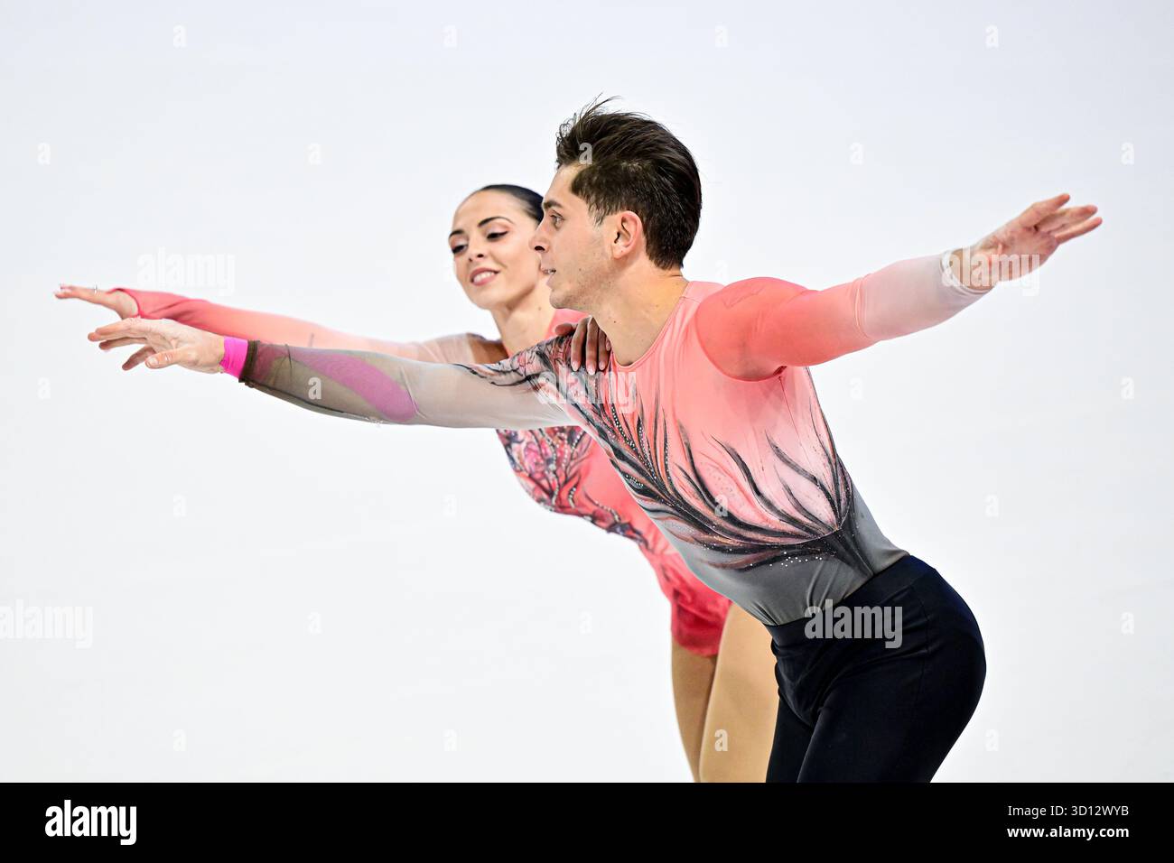 TOMMASO CORTINI & MICOL MILLS (ITA), durante Senior Pairs, Short Program, ai Campionati del mondo artistici di Pechino 2025, al Beijing Yanqing District Comprehensive Gymnasium del Centro fitness, il 24 ottobre 2025 a Yanqing, Cina. (Foto di Raniero Corbelletti/AFLO Foto Stock