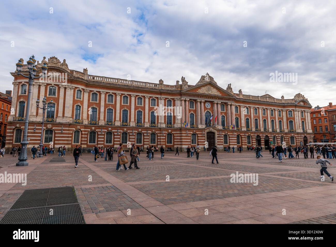Place du Capitole e i suoi turisti, in Haute-Garonne, Occitanie, Francia. Foto Stock