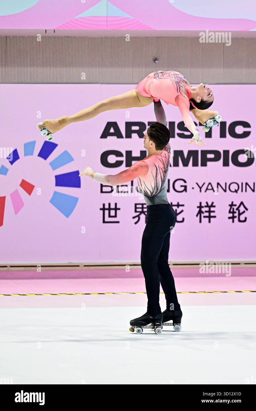 TOMMASO CORTINI & MICOL MILLS (ITA), durante Senior Pairs, Short Program, ai Campionati del mondo artistici di Pechino 2025, al Beijing Yanqing District Comprehensive Gymnasium del Centro fitness, il 24 ottobre 2025 a Yanqing, Cina. (Foto di Raniero Corbelletti/AFLO Foto Stock