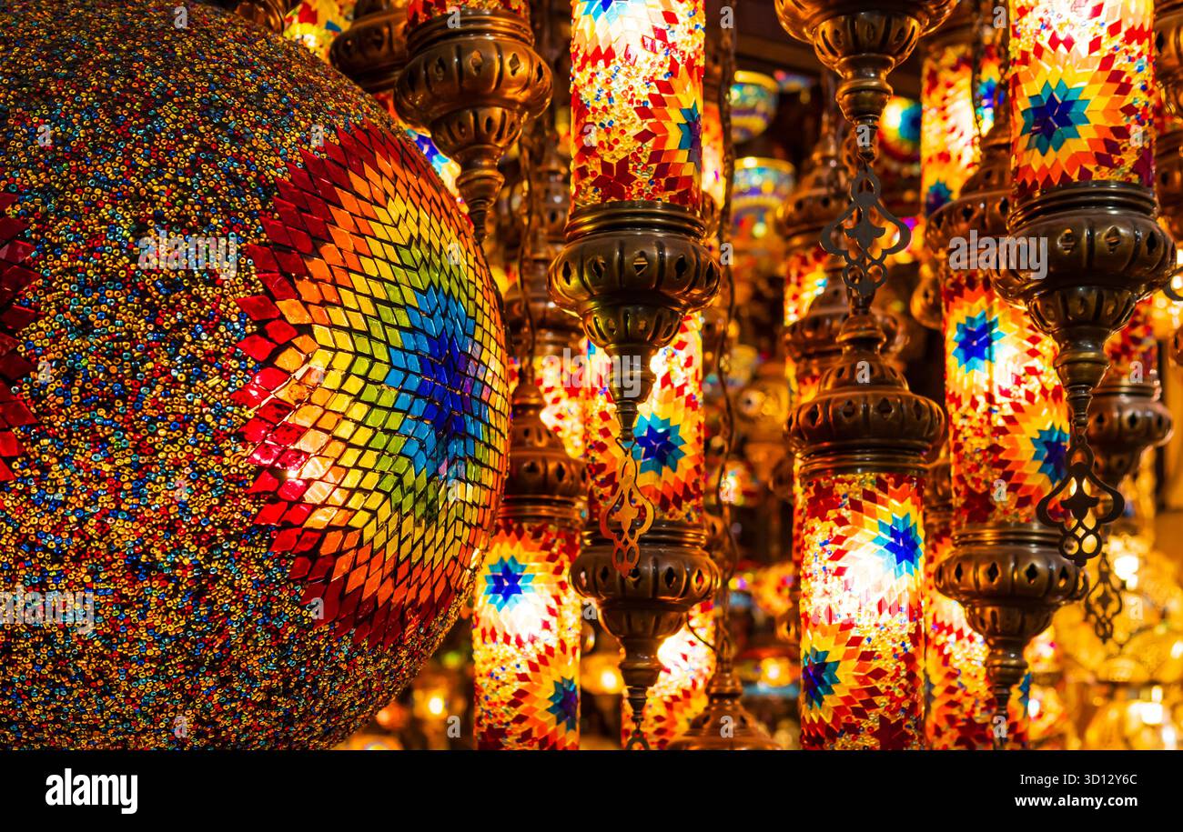 Lampade tradizionali turche fatte a mano esposte in vendita nel mercato del Grand Bazaar Foto Stock