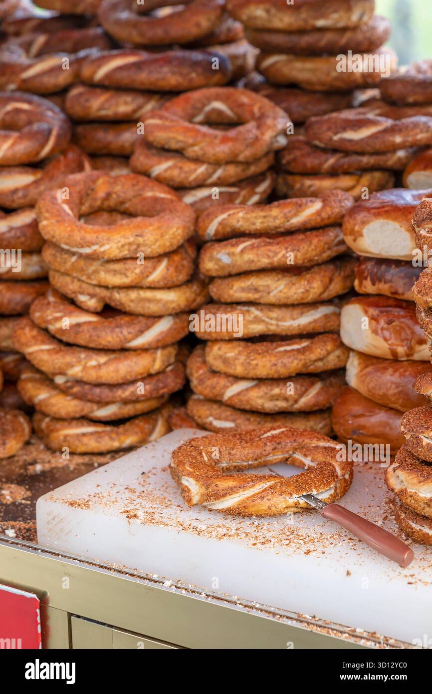 Venditore ambulante che vende simit turco, una ciambella lievitata ricoperta di semi di sesamo, tipica di Türkiye, Istanbul Foto Stock
