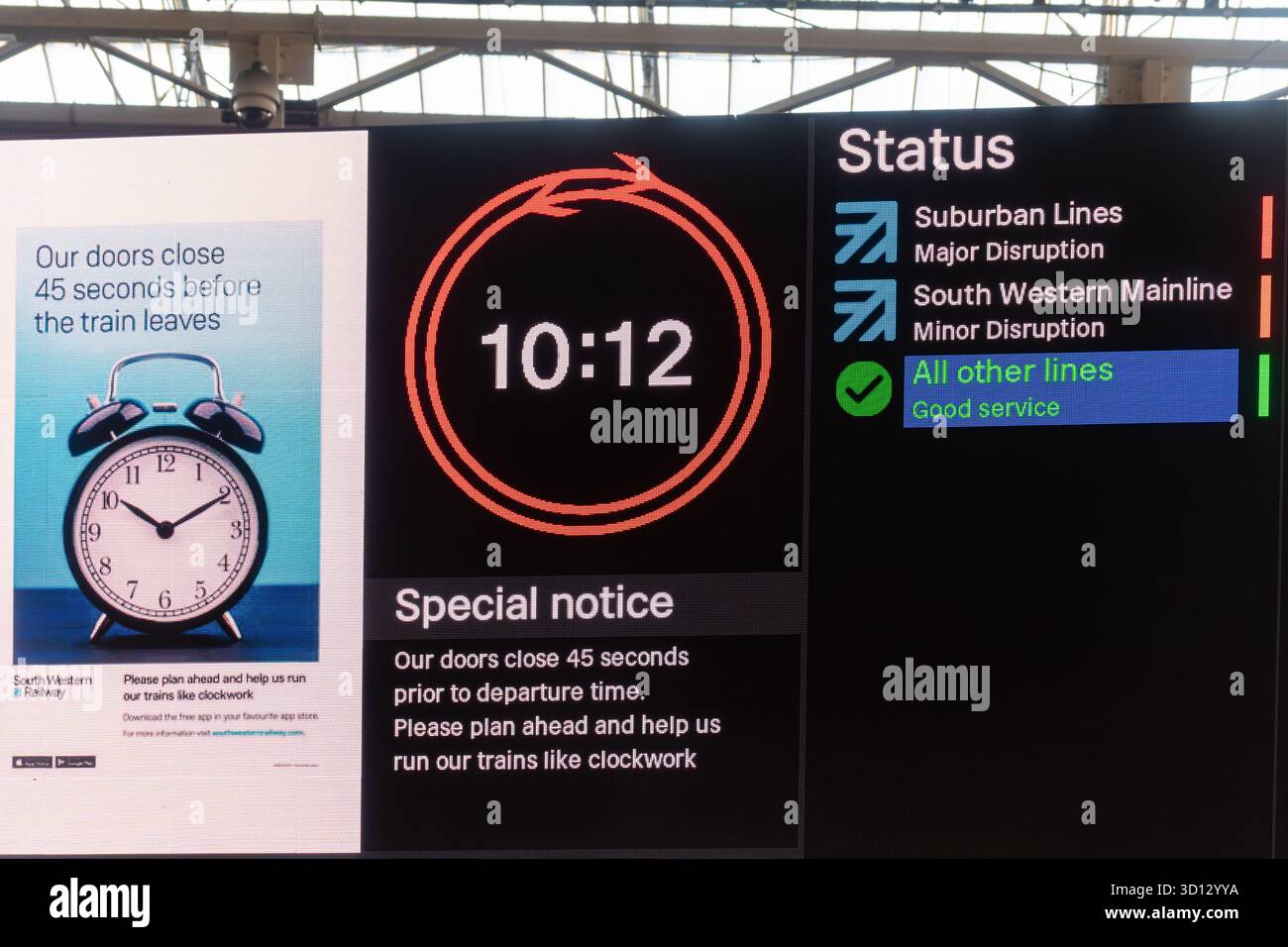 Bacheca digitale presso la stazione di Waterloo con simbolo circolare a doppia freccia British Rail, orario e informazioni sui ritardi nei treni, Londra, Regno Unito Foto Stock