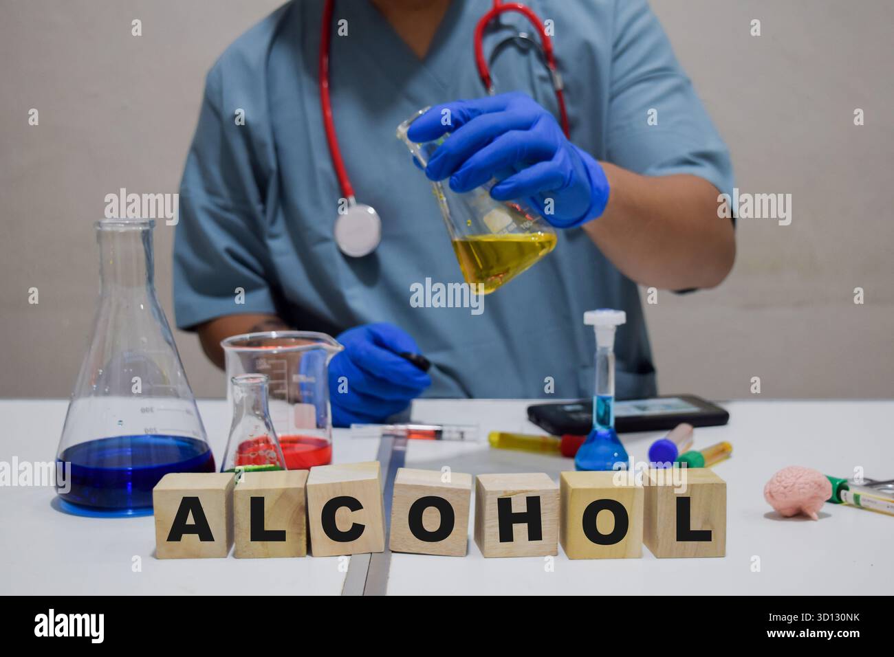 Uno scienziato conduce analisi di alcol utilizzando la provetta di prova in un laboratorio. concetto di ricerca scientifica Foto Stock