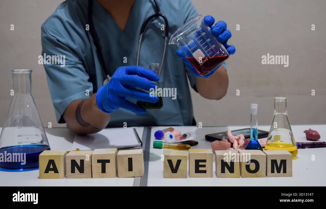 Un operatore sanitario che prepara l'antivenom per il trattamento del morso di serpente in un laboratorio. concetto di ricerca scientifica Foto Stock