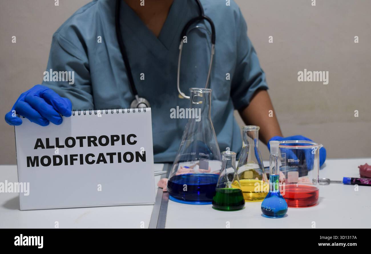 Un operatore sanitario conduce esperimenti sulla modifica allotropica in laboratorio. concetto di ricerca scientifica Foto Stock