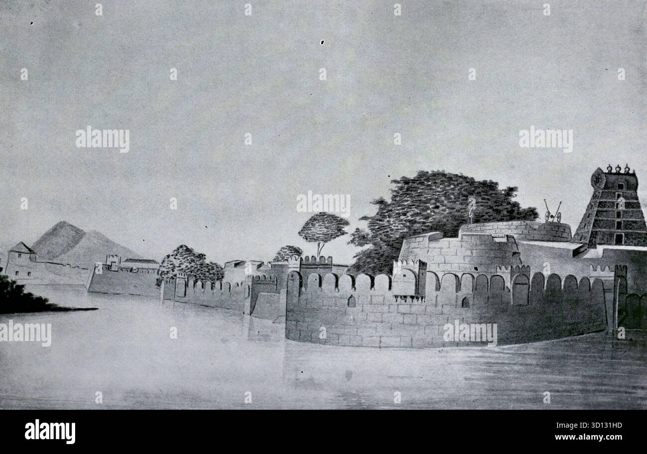 Vista esterna del forte di Vellore da un'immagine originariamente fornita dall'India Office. La fortezza di Vellore, situata a Tamil Nadu, in India, fu il sito dell'ammutinamento di Vellore del 1806 - una delle prime e più violente rivolte contro il dominio britannico in India. Da un'immagine stampata pubblicata nel 1932 da Western mail e Echo Ltd con il titolo: The History of the Welch Regiment. Foto Stock