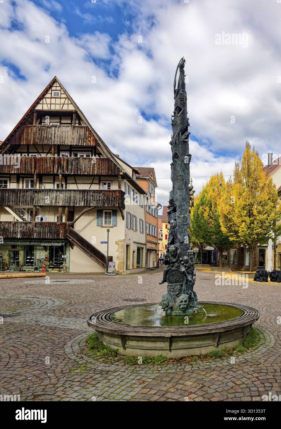 Narrenbrunnen, statua in bronzo, opera dell'artista Gerold Jaeggle, Rottenburg am Neckar, Baden-Wuerttemberg, Germania Foto Stock