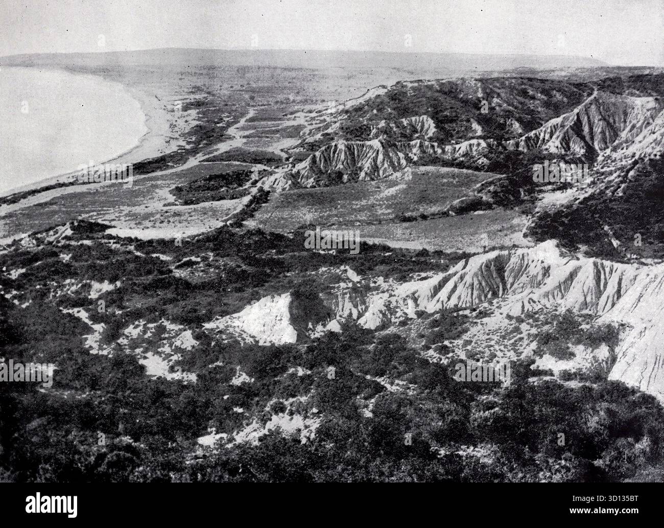 Scena dell'avanzata di Suvla e Anzac, agosto 1915: L'avanzata di Suvla e Anzac nell'agosto 1915 faceva parte dell'offensiva alleata di agosto durante la campagna di Gallipoli, mirata a rompere la situazione di stallo e catturare le alture della penisola. Le operazioni coinvolsero sbarchi anfibi, attacchi coordinati e feroci combattimenti contro le forze ottomane trincerate. Da un'immagine stampata pubblicata nel 1932 da Western mail e Echo Ltd con il titolo: The History of the Welch Regiment. Foto Stock
