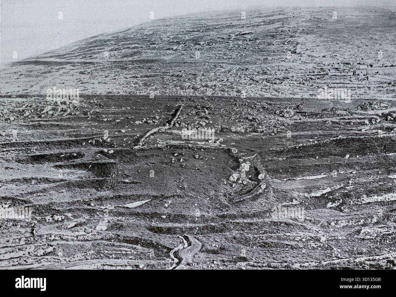 Una visione delle posizioni turche intorno a Gerusalemme: Nel 1917, le posizioni difensive turche intorno a Gerusalemme erano concentrate lungo le colline della Giudea, con sistemi di trincee stratificate, villaggi fortificati e postazioni di artiglieria progettate per resistere all'avanzata britannica da sud e da ovest. Queste difese facevano parte dello sforzo della Settima Armata ottomana per tenere la città. Da un'immagine stampata pubblicata nel 1932 da Western mail e Echo Ltd con il titolo: The History of the Welch Regiment. Foto Stock