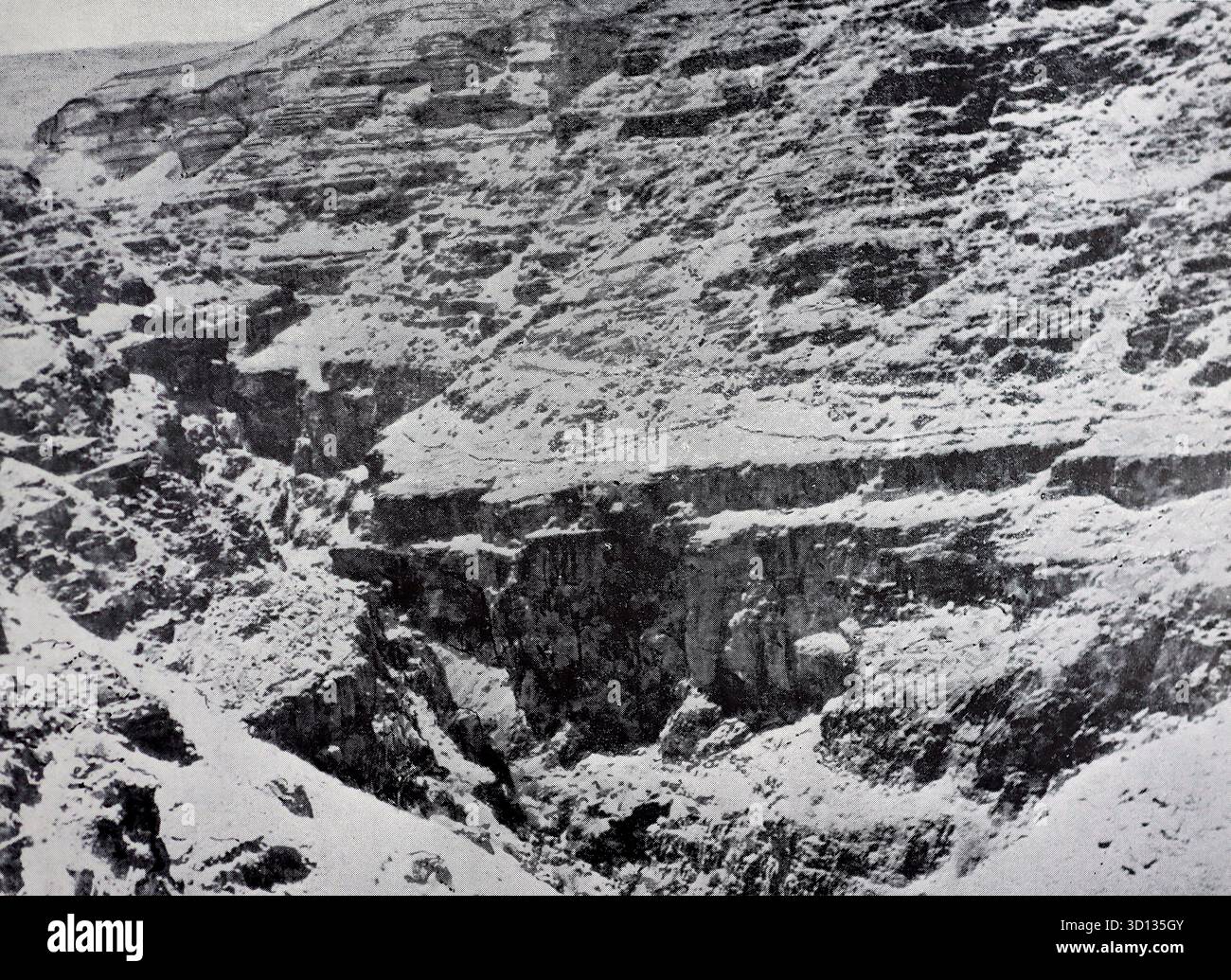 Il Wadi Kelt, che mostra il tipo di terreno intorno a Gerico: Durante la prima guerra mondiale, Wadi Kelt (scritto anche Wadi Qelt) fu una caratteristica geografica chiave nell'avanzata britannica verso Gerico nel febbraio 1918. Le truppe della 60a divisione britannica occuparono le colline circostanti il 21 febbraio, il giorno in cui Gerico fu catturato dalle forze ottomane. Da un'immagine stampata pubblicata nel 1932 da Western mail e Echo Ltd con il titolo: The History of the Welch Regiment. Foto Stock
