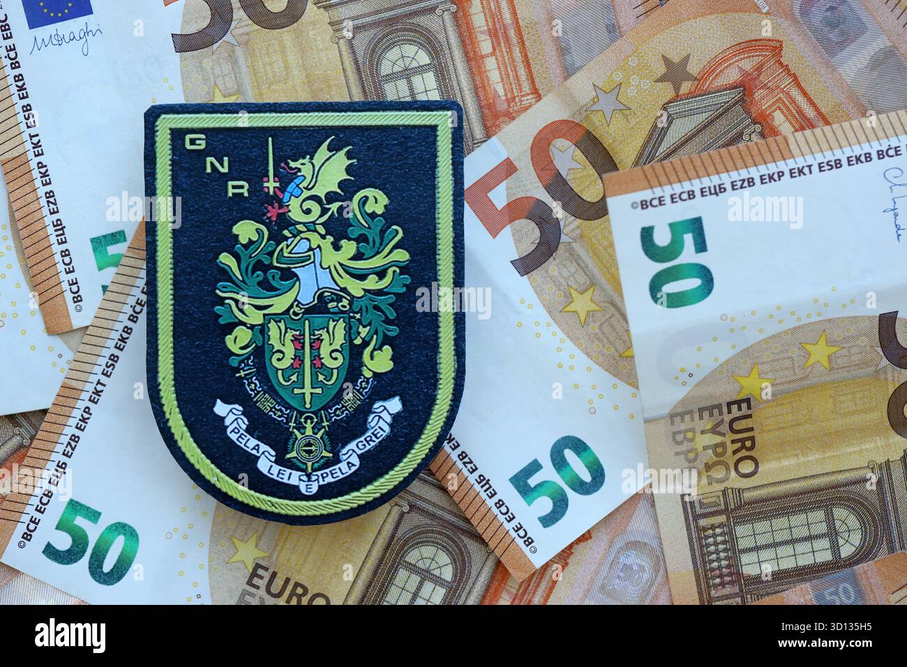 KIEV, UCRAINA - 6 SETTEMBRE 2025 la Guardia nazionale repubblicana portoghese ha applicato una grossa quantità di banconote in euro da vicino Foto Stock