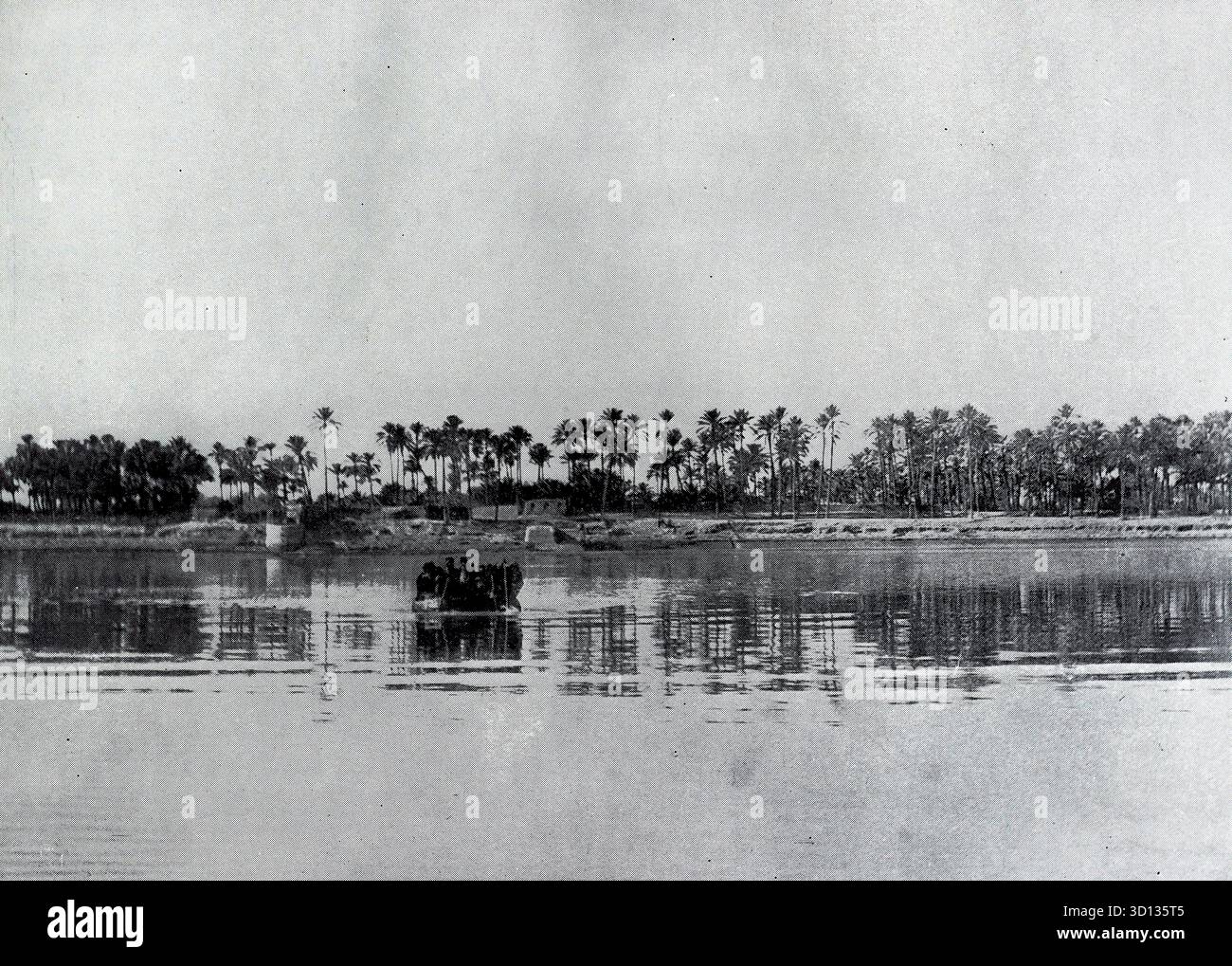 Il fiume Tigri in Mesopotamia: Nel 1914–15, il fiume Tigri in Mesopotamia (l'attuale Iraq) fu un asse critico delle operazioni militari britanniche durante le prime fasi della campagna mesopotamica nella prima guerra mondiale. Servì sia come rotta strategica che come ancora di salvezza logistica per l'avanzata delle forze britanniche e indiane contro l'Impero ottomano. Da un'immagine stampata pubblicata nel 1932 da Western mail e Echo Ltd con il titolo: The History of the Welch Regiment. Foto Stock