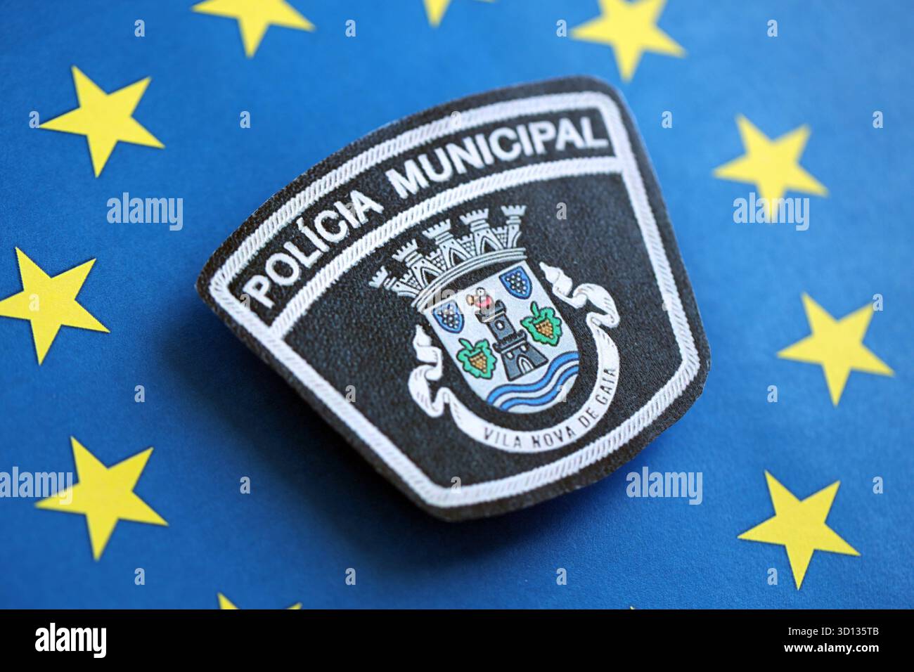 KIEV, UCRAINA - 6 SETTEMBRE 2025 Portogallo polizia municipale patch sulla bandiera blu dell'Unione europea primo piano Foto Stock