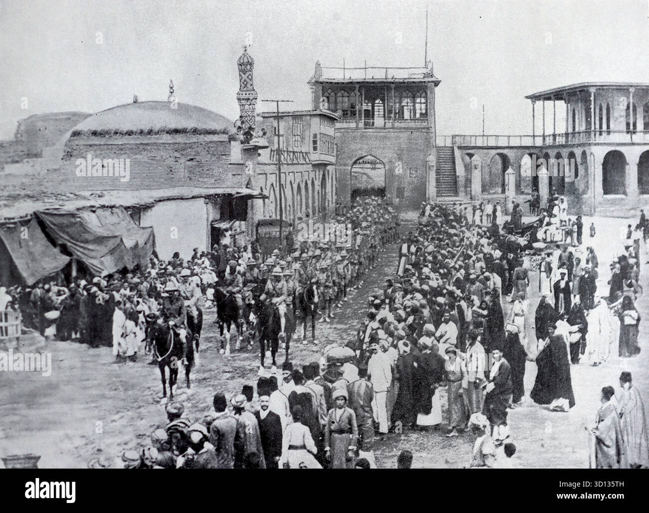 L'entrata delle truppe britanniche a Baghdad, 11 marzo 1917: Le truppe britanniche entrarono a Baghdad durante la campagna mesopotamica della prima guerra mondiale, segnando una grande vittoria strategica e simbolica sull'Impero ottomano. La città fu presa senza resistenza dopo che le forze ottomane evacuarono la notte prima. Da un'immagine stampata pubblicata nel 1932 da Western mail e Echo Ltd con il titolo: The History of the Welch Regiment. Foto Stock