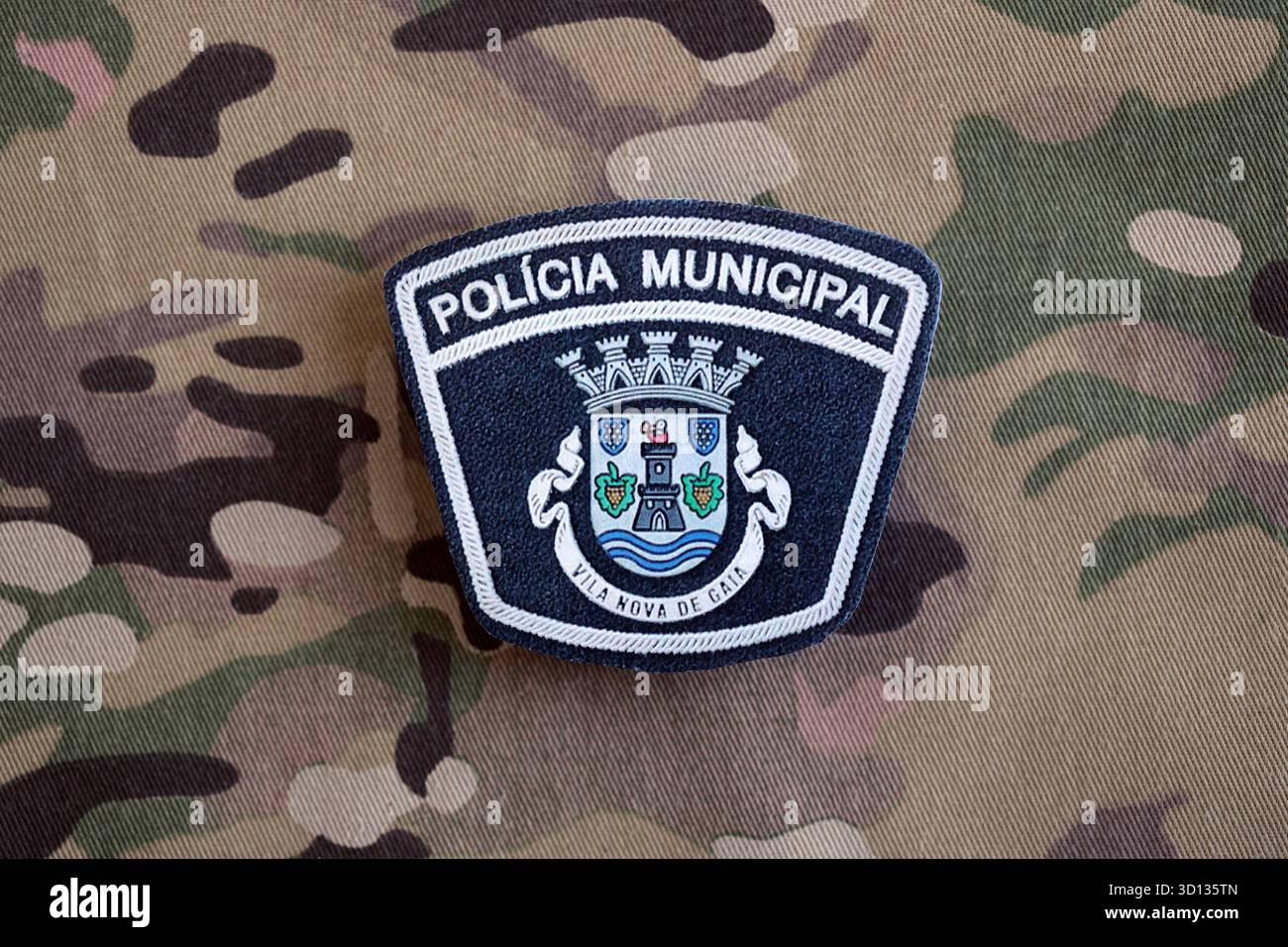 KIEV, UCRAINA - 6 SETTEMBRE 2025 Portogallo patch della polizia municipale su tessuto verde e marrone uniforme mimetica Foto Stock