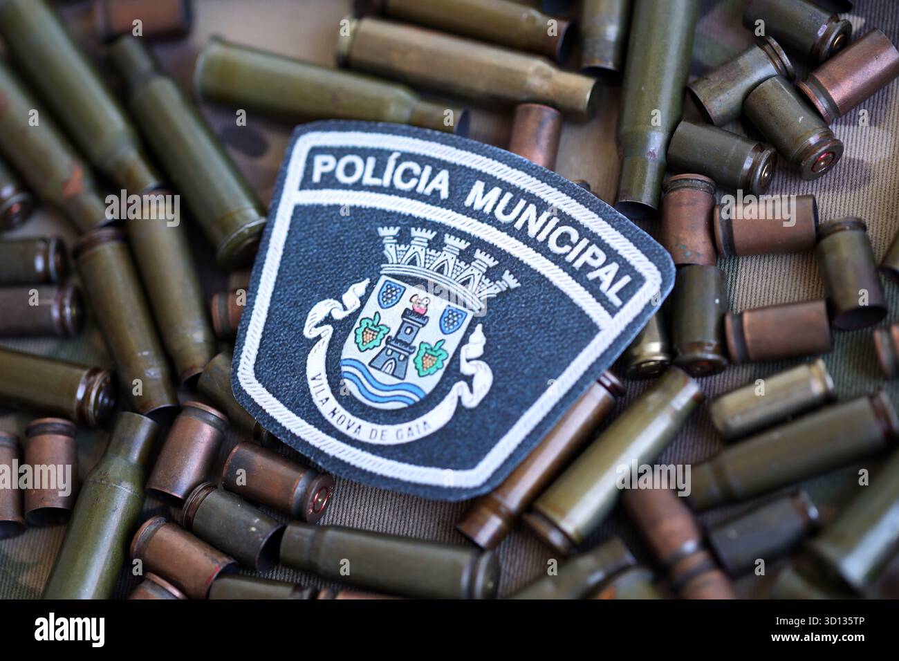 KIEV, UCRAINA - 6 SETTEMBRE 2025 Portogallo patch della polizia municipale con molte conchiglie di proiettili su tessuto verde e marrone multicam uniforme mimetica primo piano Foto Stock