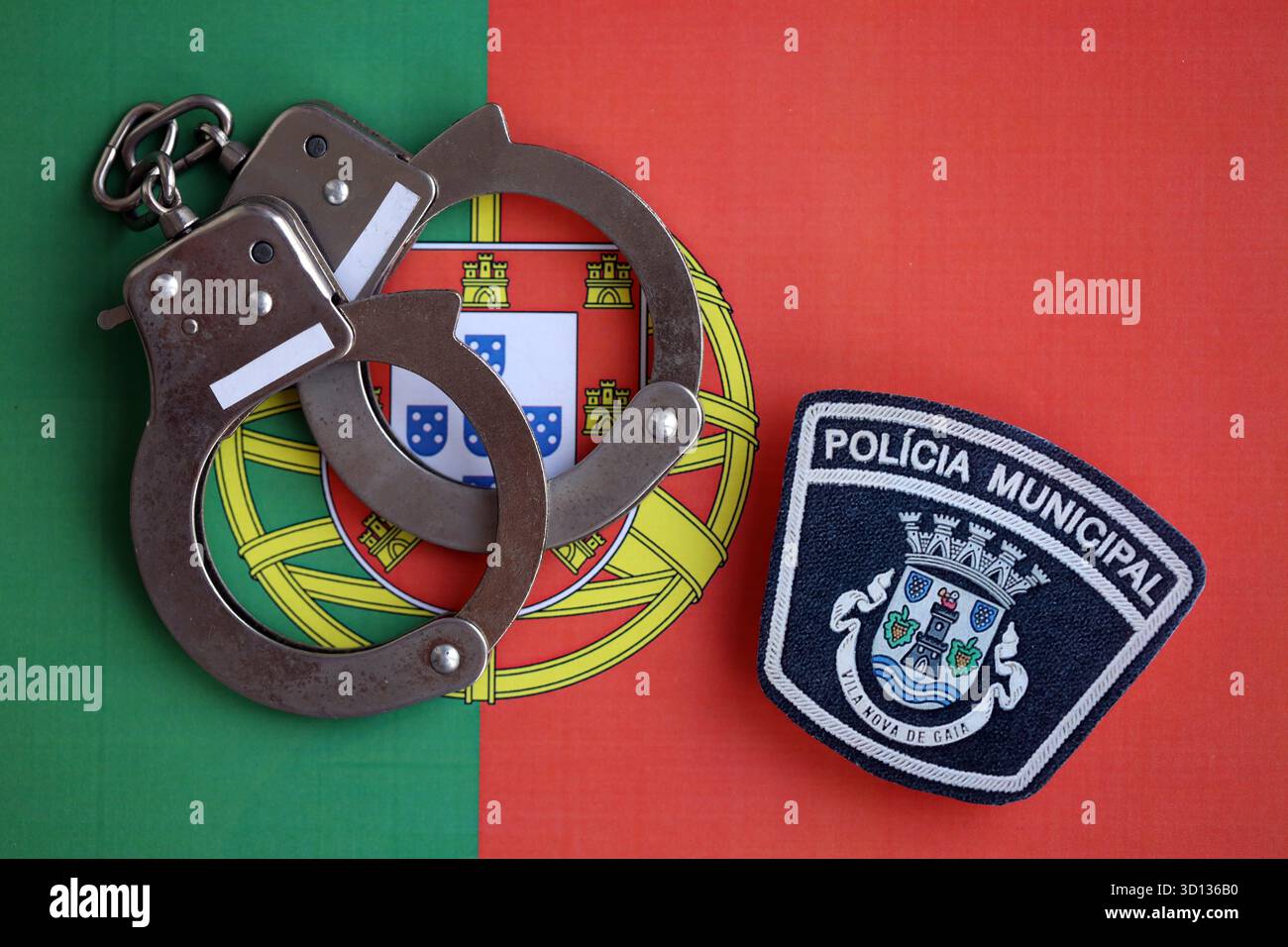KIEV, UCRAINA - 6 SETTEMBRE 2025 Portogallo polizia municipale patch e manette sulla bandiera nazionale primo piano Foto Stock